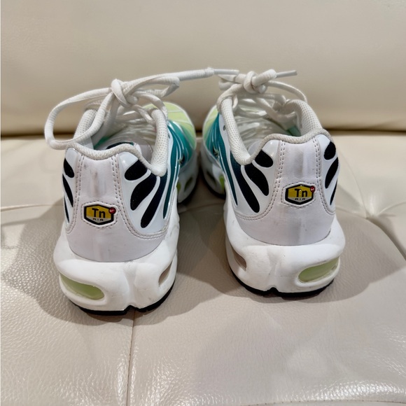 Nike Air Max Plus Women’s 7.5 Sneakers Dusty Cactus Barely Volt Tennis Shoes